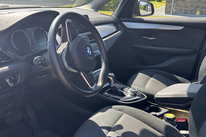 Grå BMW 225xe fra 2019