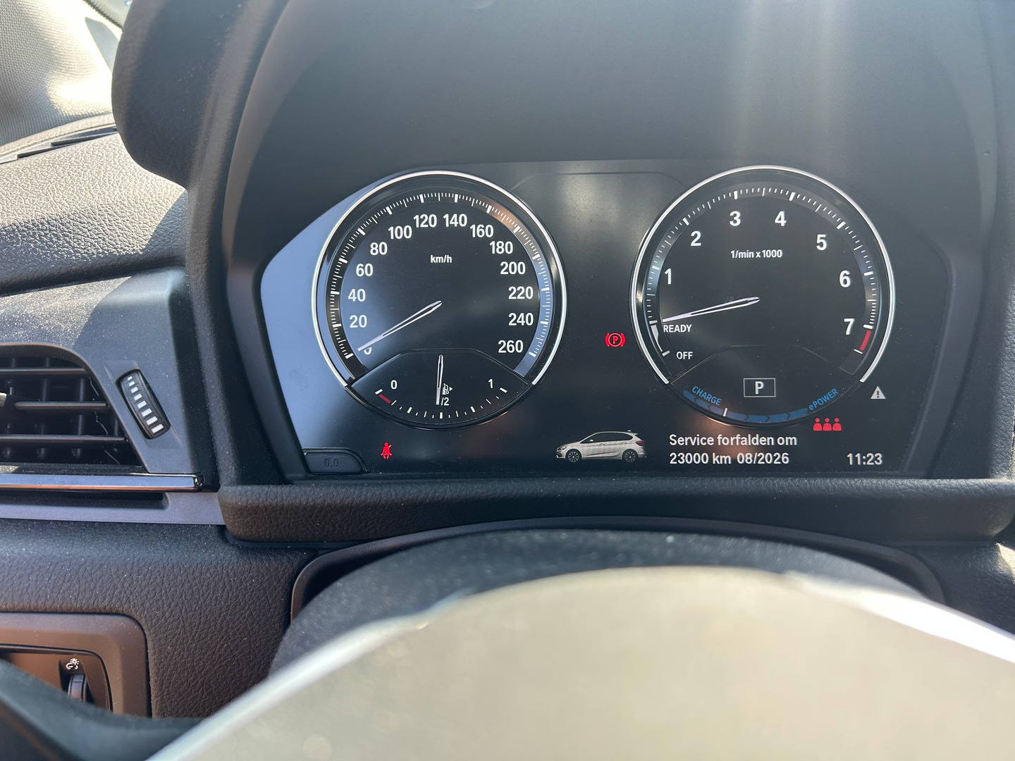 Grå BMW 225xe fra 2019