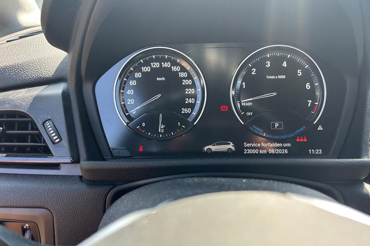 Grå BMW 225xe fra 2019