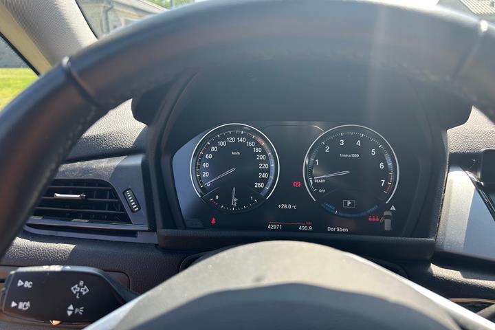 Grå BMW 225xe fra 2019