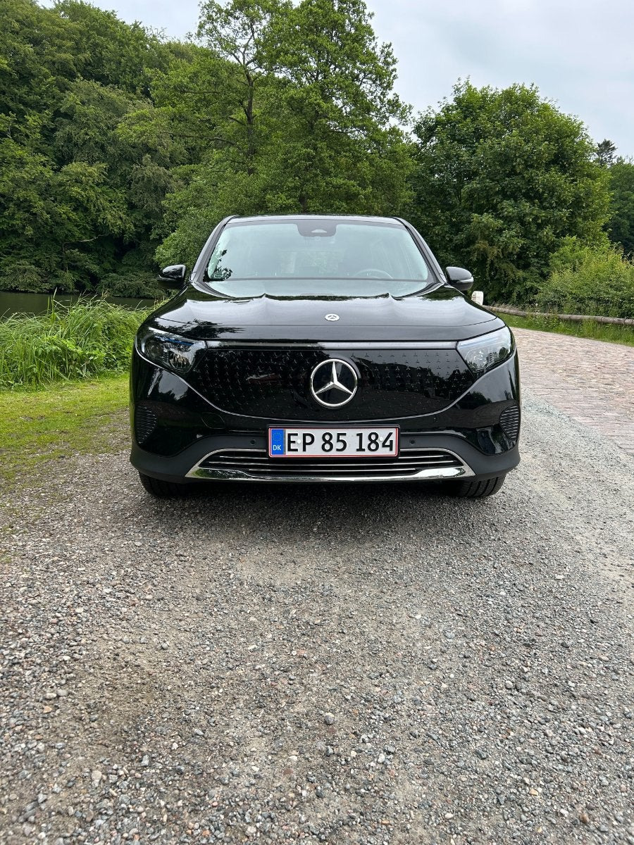 Sort Mercedes EQB300 fra 2024