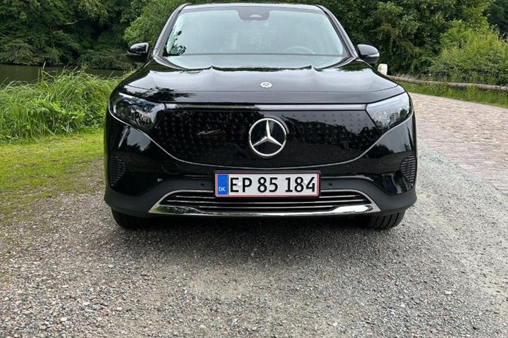 Sort Mercedes EQB300 fra 2024