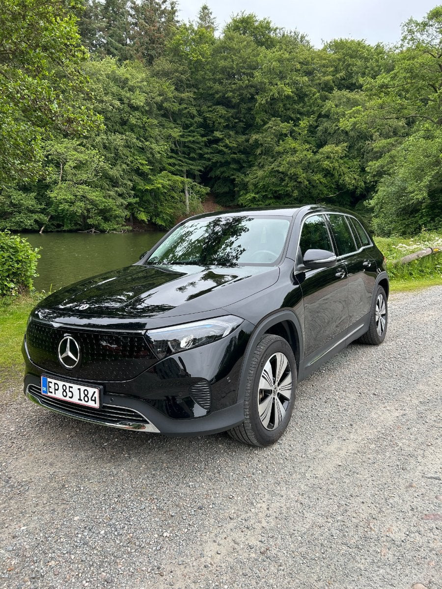 Sort Mercedes EQB300 fra 2024