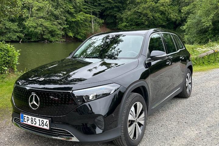 Sort Mercedes EQB300 fra 2024