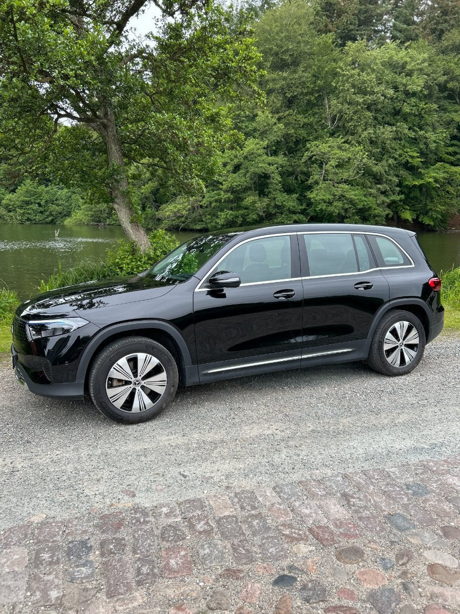 Sort Mercedes EQB300 fra 2024