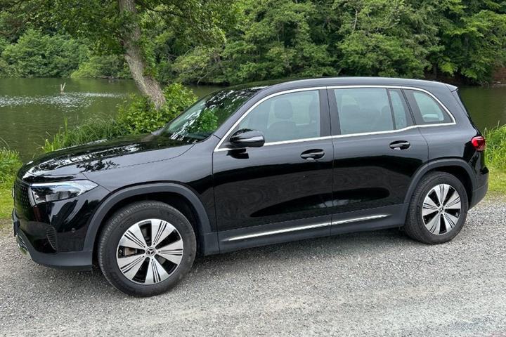 Sort Mercedes EQB300 fra 2024