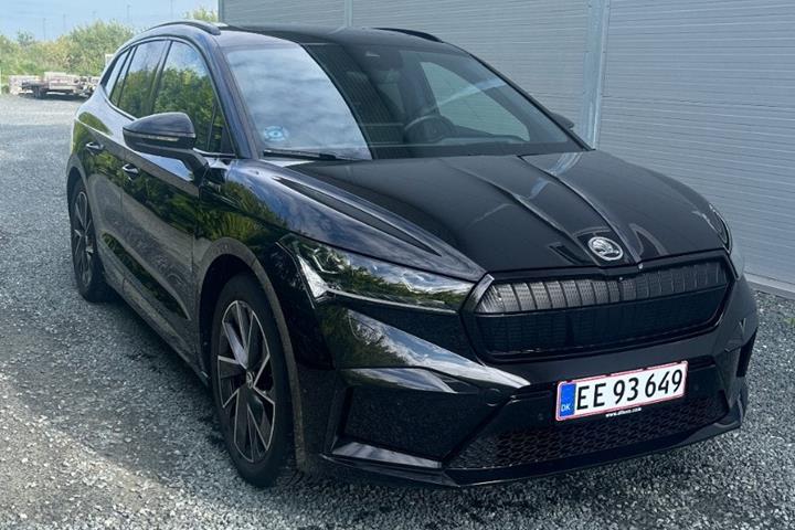 Sort Skoda Enyaq fra 2022 set udefra