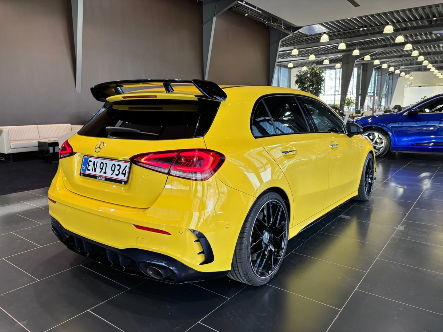 Gul Mercedes A35 fra 2020