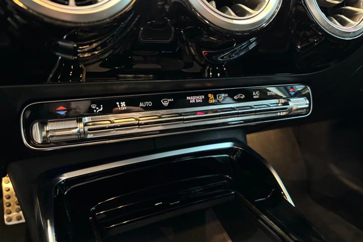 Gul Mercedes A35 fra 2020