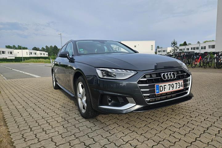 Grå Audi A4 fra 2021 set udefra