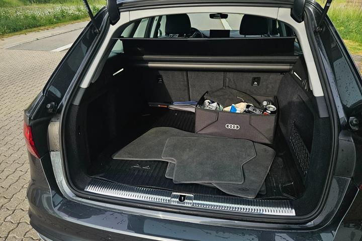 Grå Audi A4 fra 2021