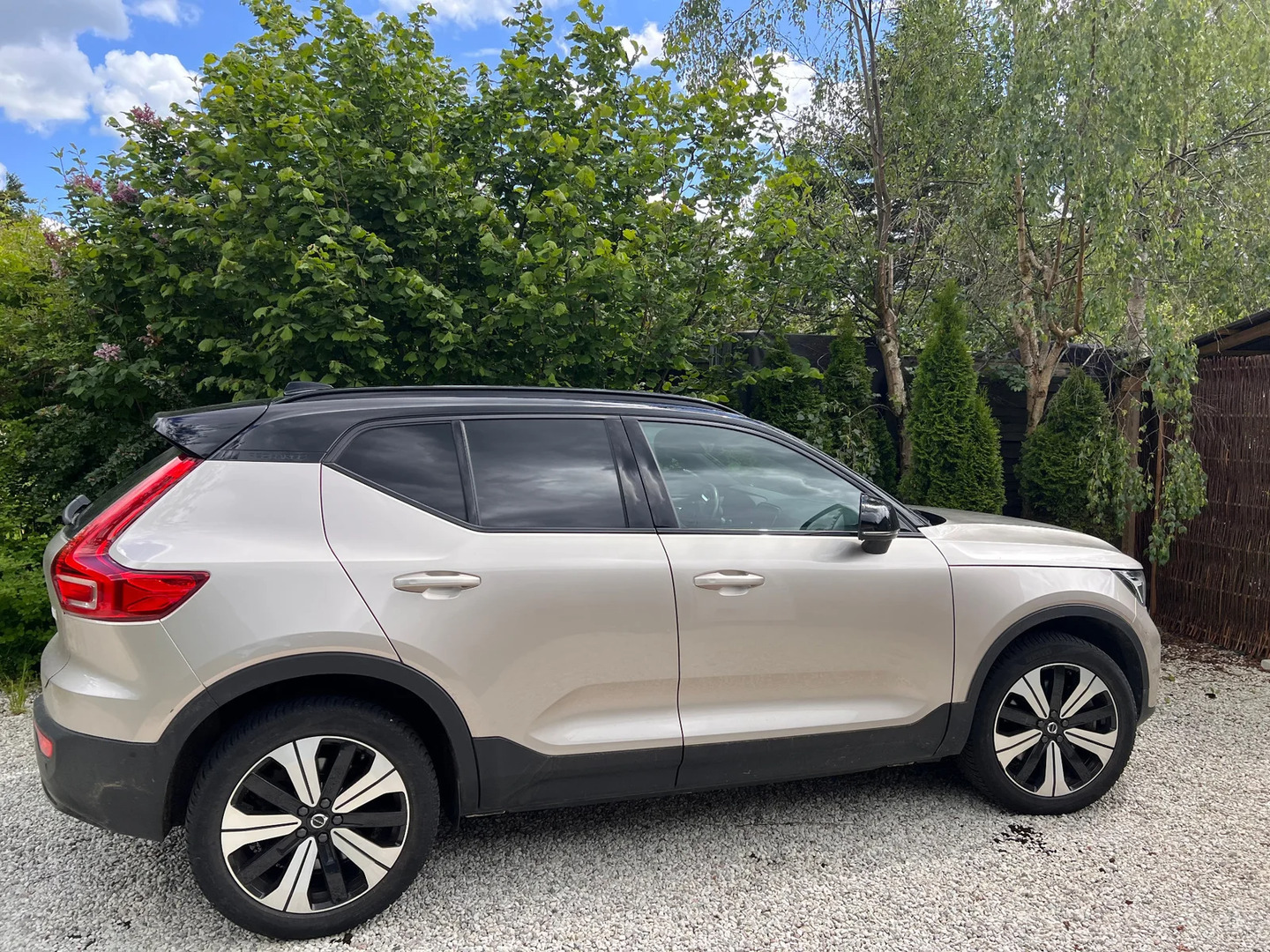 Grå Volvo XC40 fra 2023