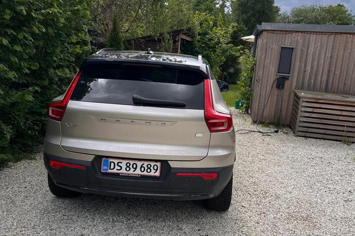 Grå Volvo XC40 fra 2023