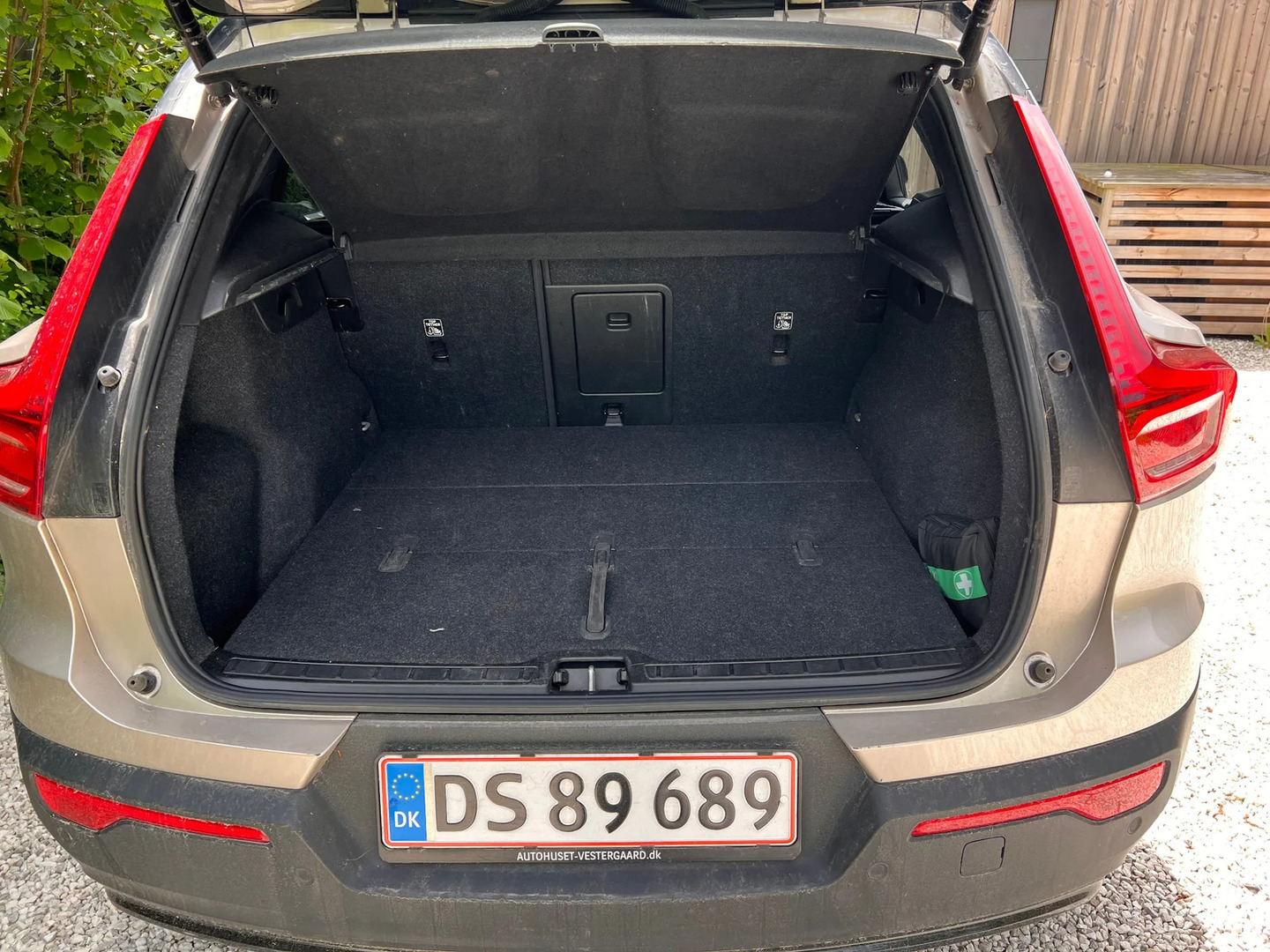 Grå Volvo XC40 fra 2023