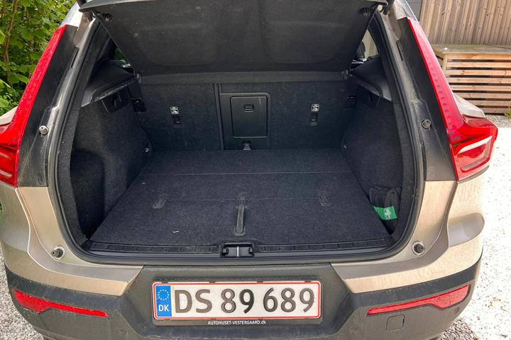 Grå Volvo XC40 fra 2023