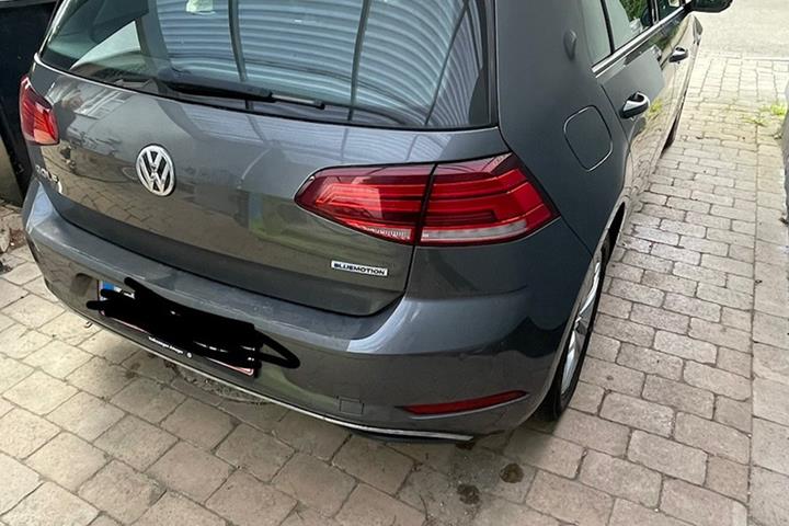 Grå VW Golf VII fra 2019