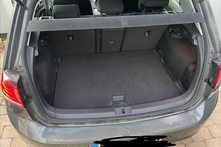 Grå VW Golf VII fra 2019