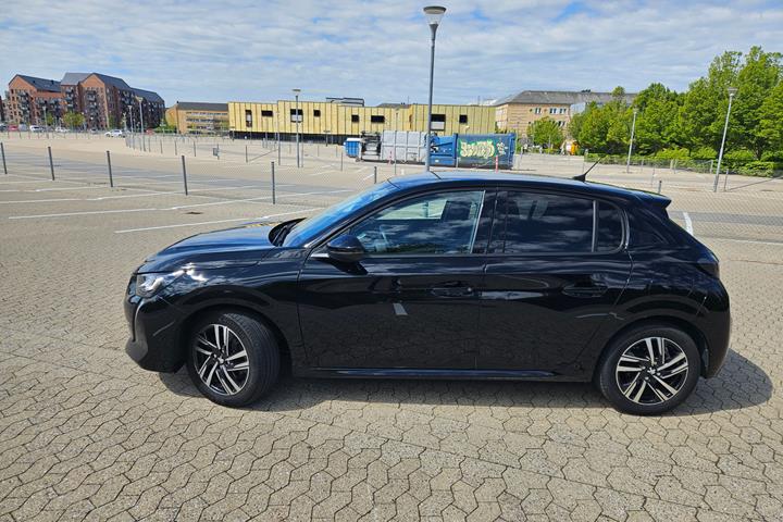 Sort Peugeot 208 fra 2021