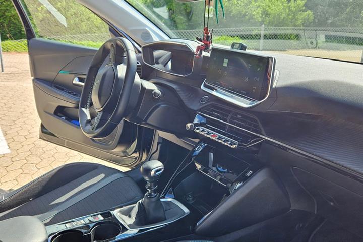Sort Peugeot 208 fra 2021