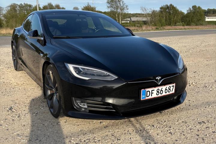 Sort Tesla Model S fra 2019