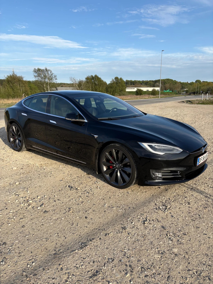 Sort Tesla Model S fra 2019