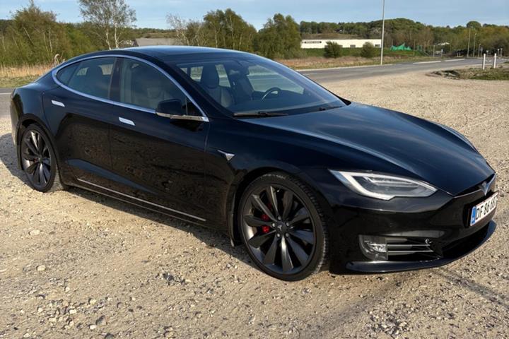 Sort Tesla Model S fra 2019