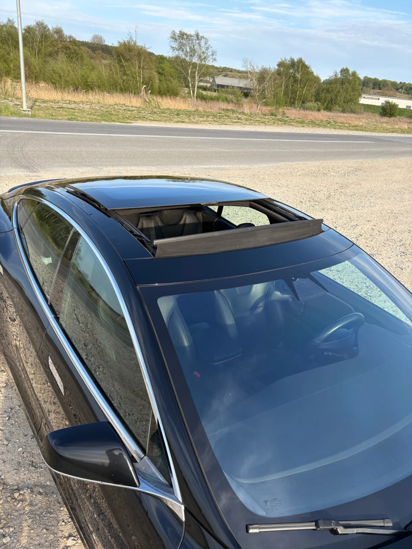 Sort Tesla Model S fra 2019