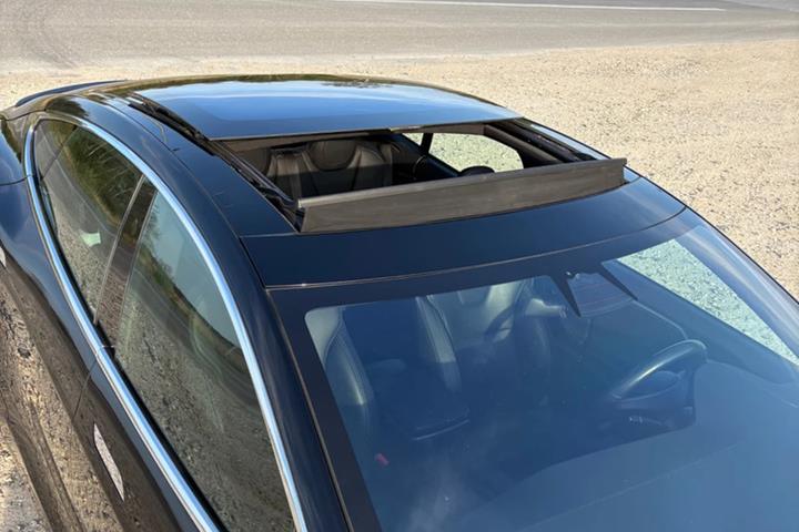 Sort Tesla Model S fra 2019