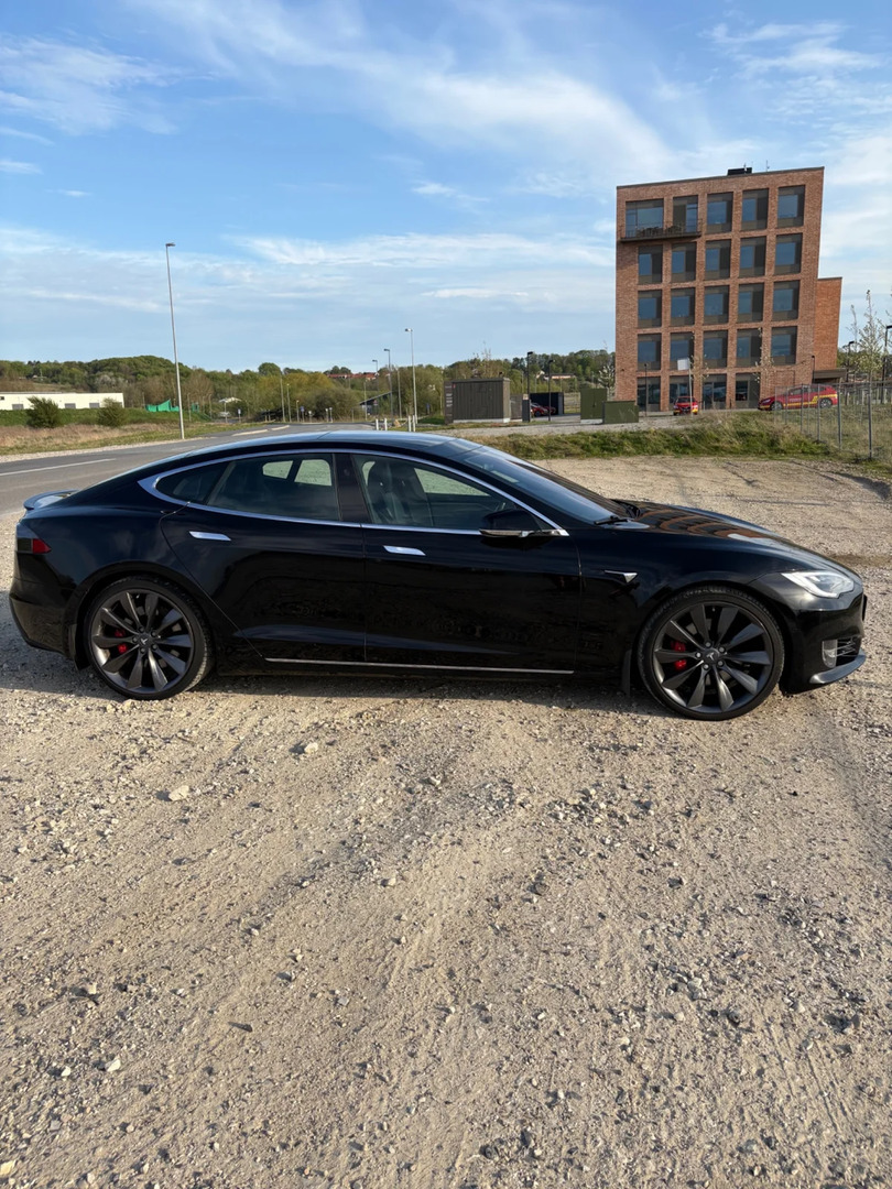 Sort Tesla Model S fra 2019