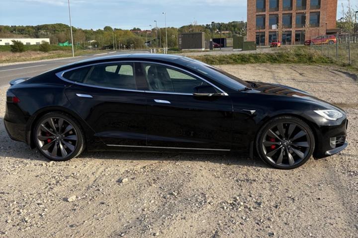 Sort Tesla Model S fra 2019