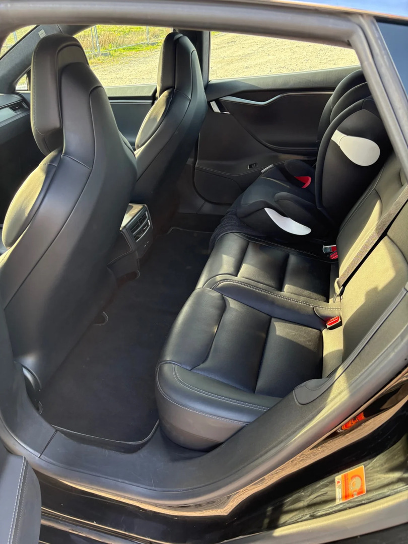 Sort Tesla Model S fra 2019