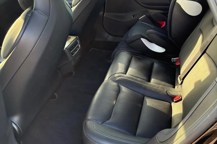 Sort Tesla Model S fra 2019