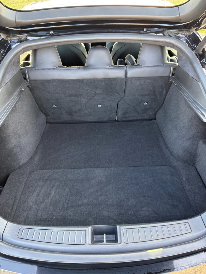Sort Tesla Model S fra 2019