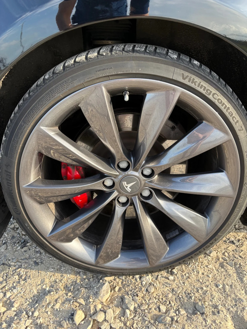 Sort Tesla Model S fra 2019