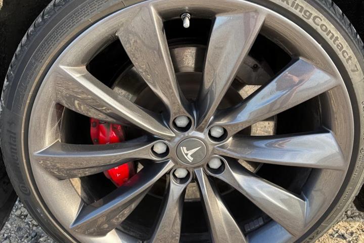 Sort Tesla Model S fra 2019