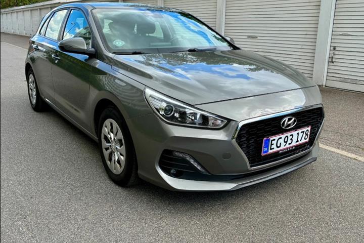 Grå Hyundai i30 fra 2019