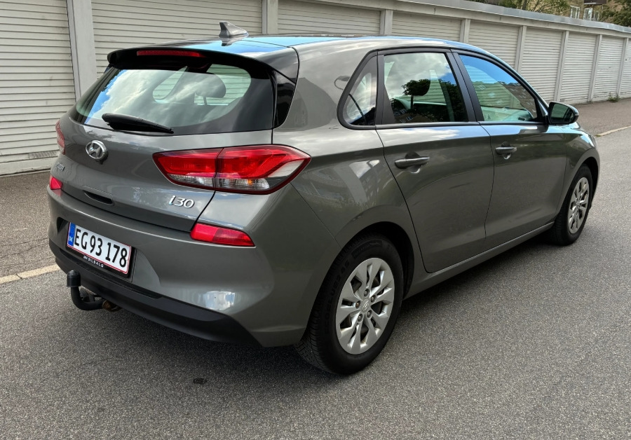 Grå Hyundai i30 fra 2019