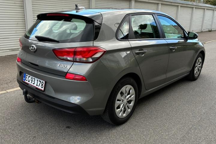 Grå Hyundai i30 fra 2019