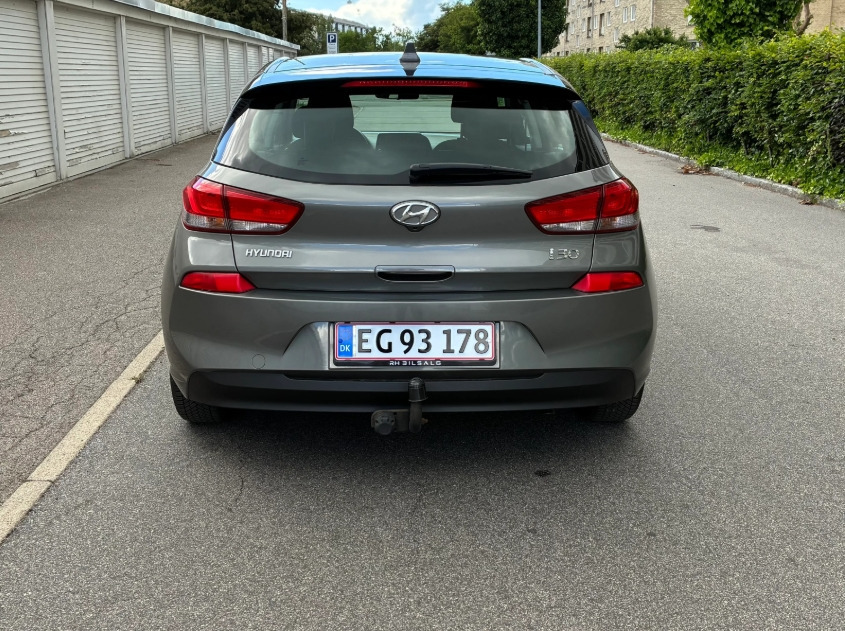 Grå Hyundai i30 fra 2019