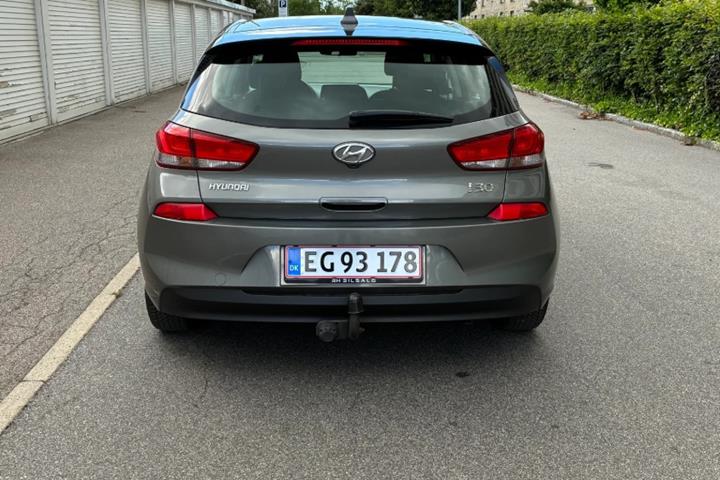 Grå Hyundai i30 fra 2019