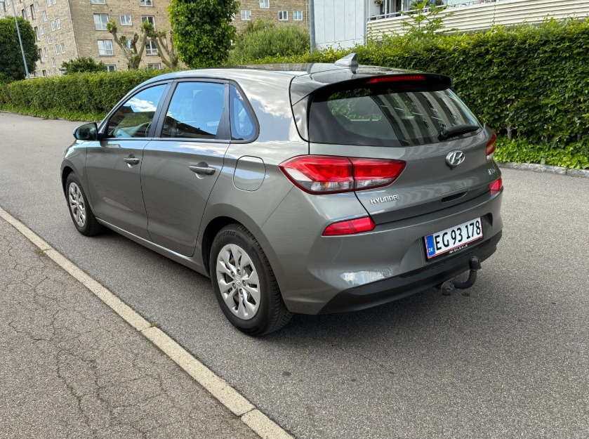 Grå Hyundai i30 fra 2019