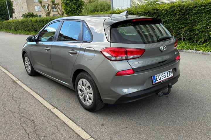 Grå Hyundai i30 fra 2019