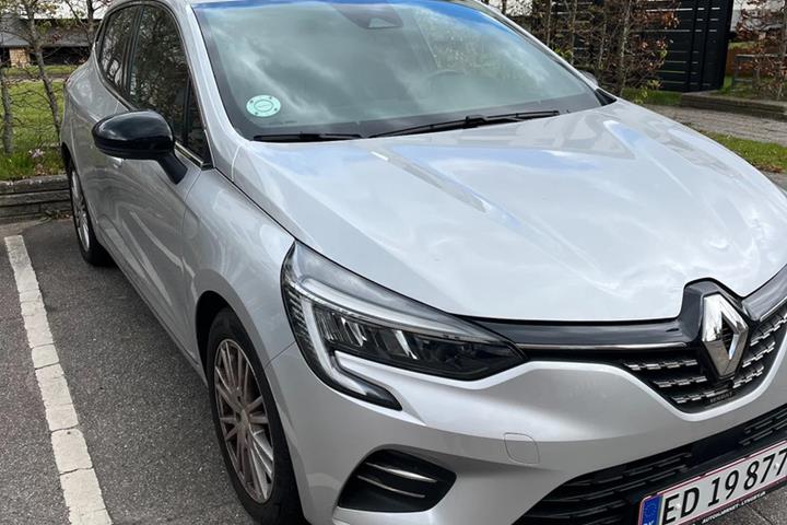 Grå Renault Clio V fra 2023