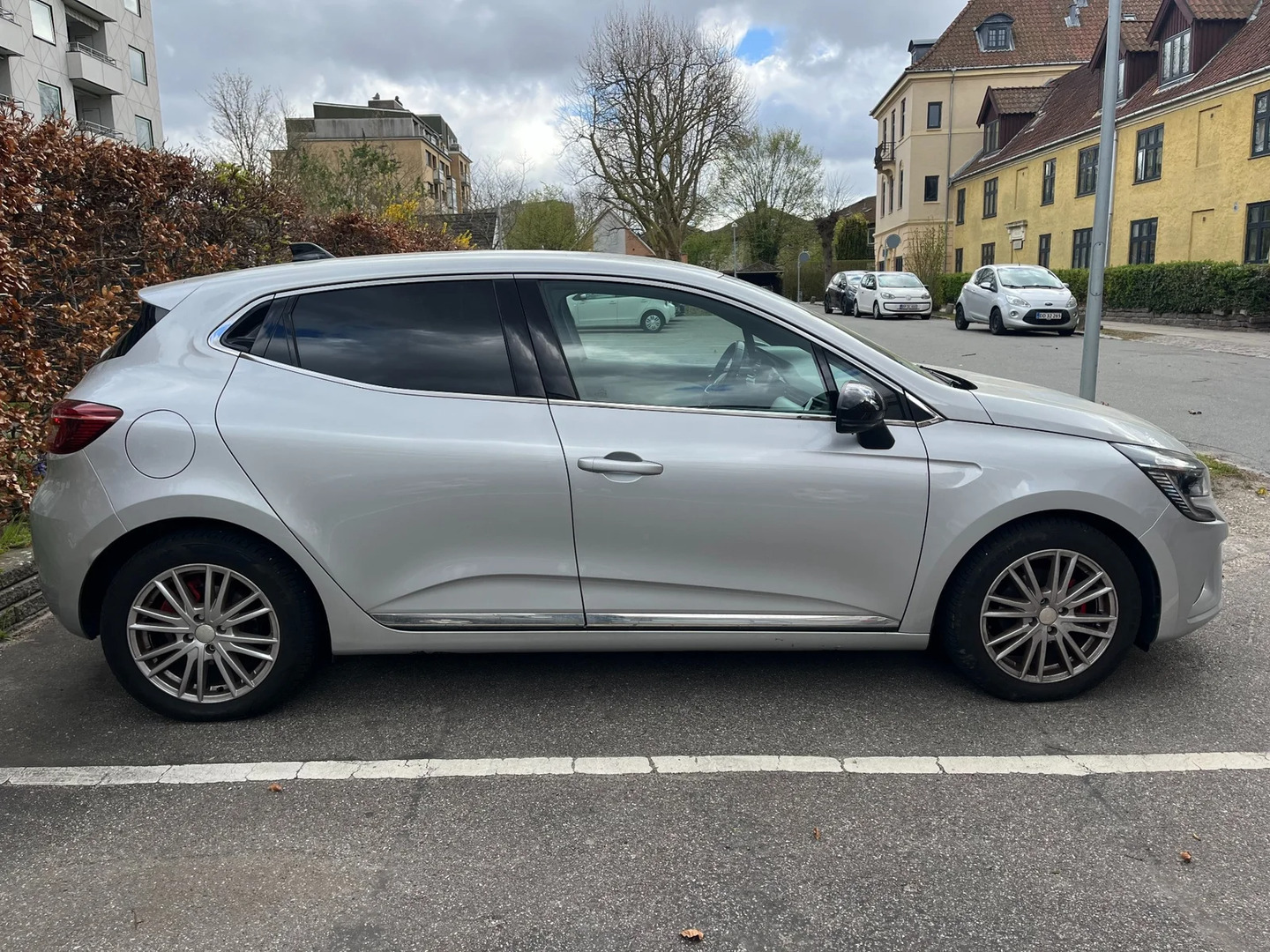 Grå Renault Clio V fra 2023
