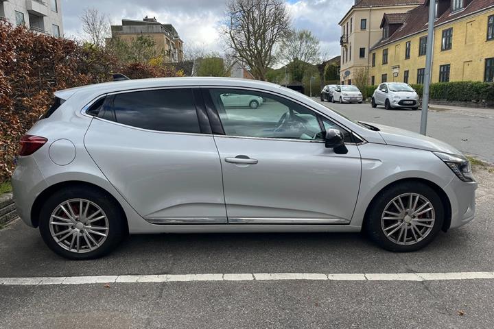 Grå Renault Clio V fra 2023