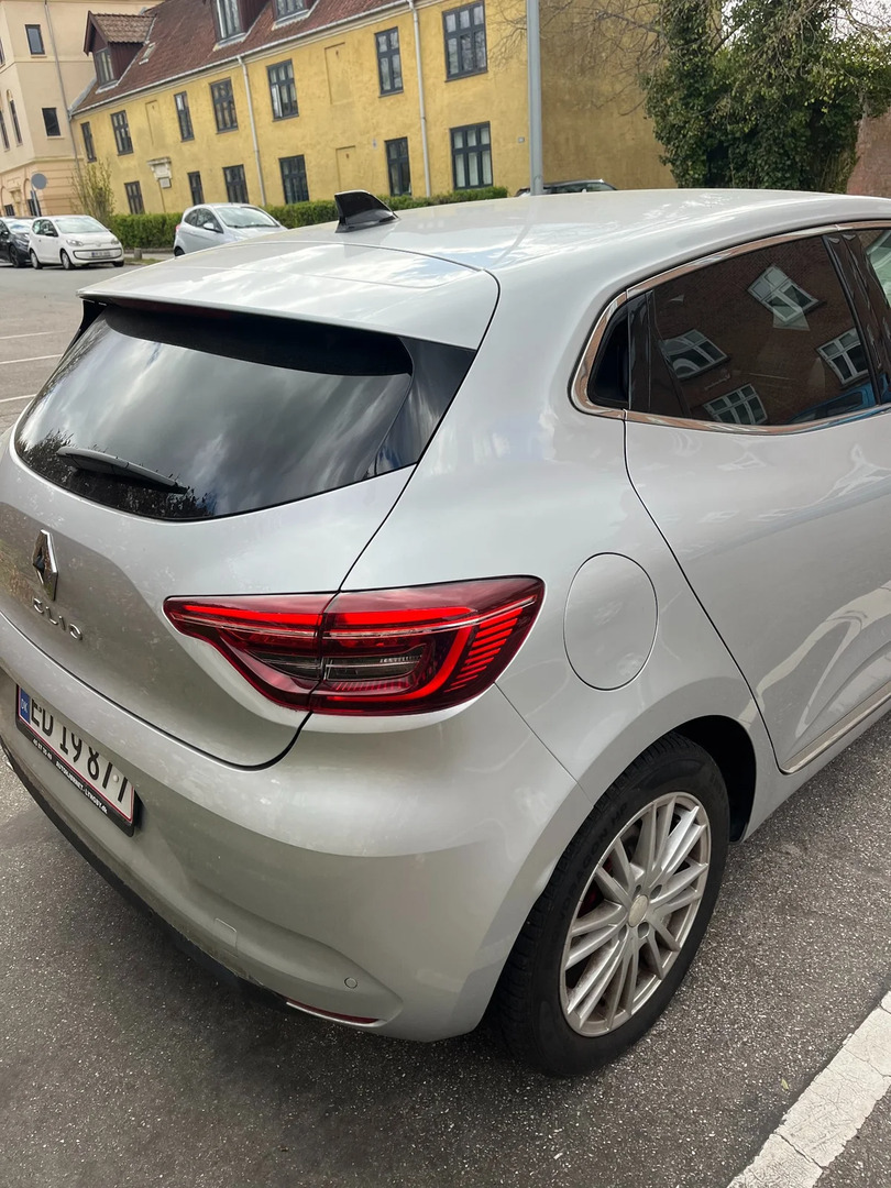 Grå Renault Clio V fra 2023