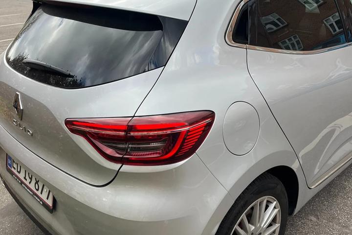 Grå Renault Clio V fra 2023