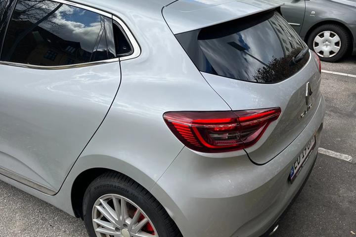 Grå Renault Clio V fra 2023