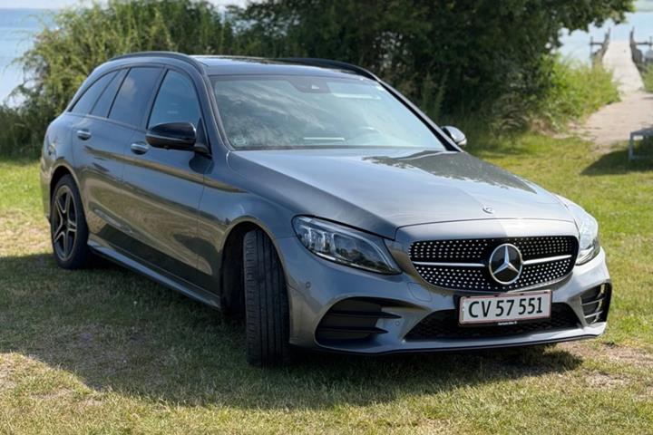 Grå Mercedes C200 fra 2020 set udefra