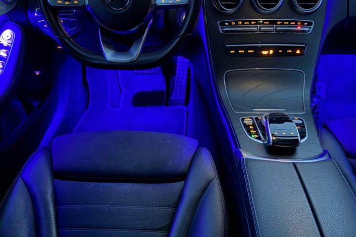 Grå Mercedes C200 fra 2020